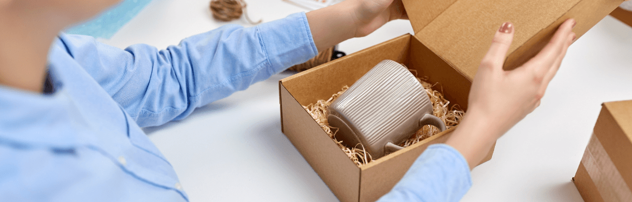 Pakowanie kubka do kartonu wypełnionego naturalnym wypełniaczem